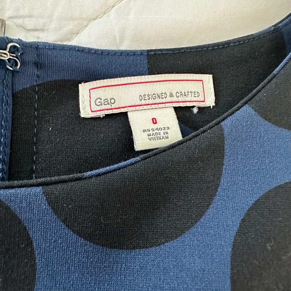 GAP Blue Black Polka Dot Pattern Dress Size 0 Sheath Dress - Picture 3 of 5